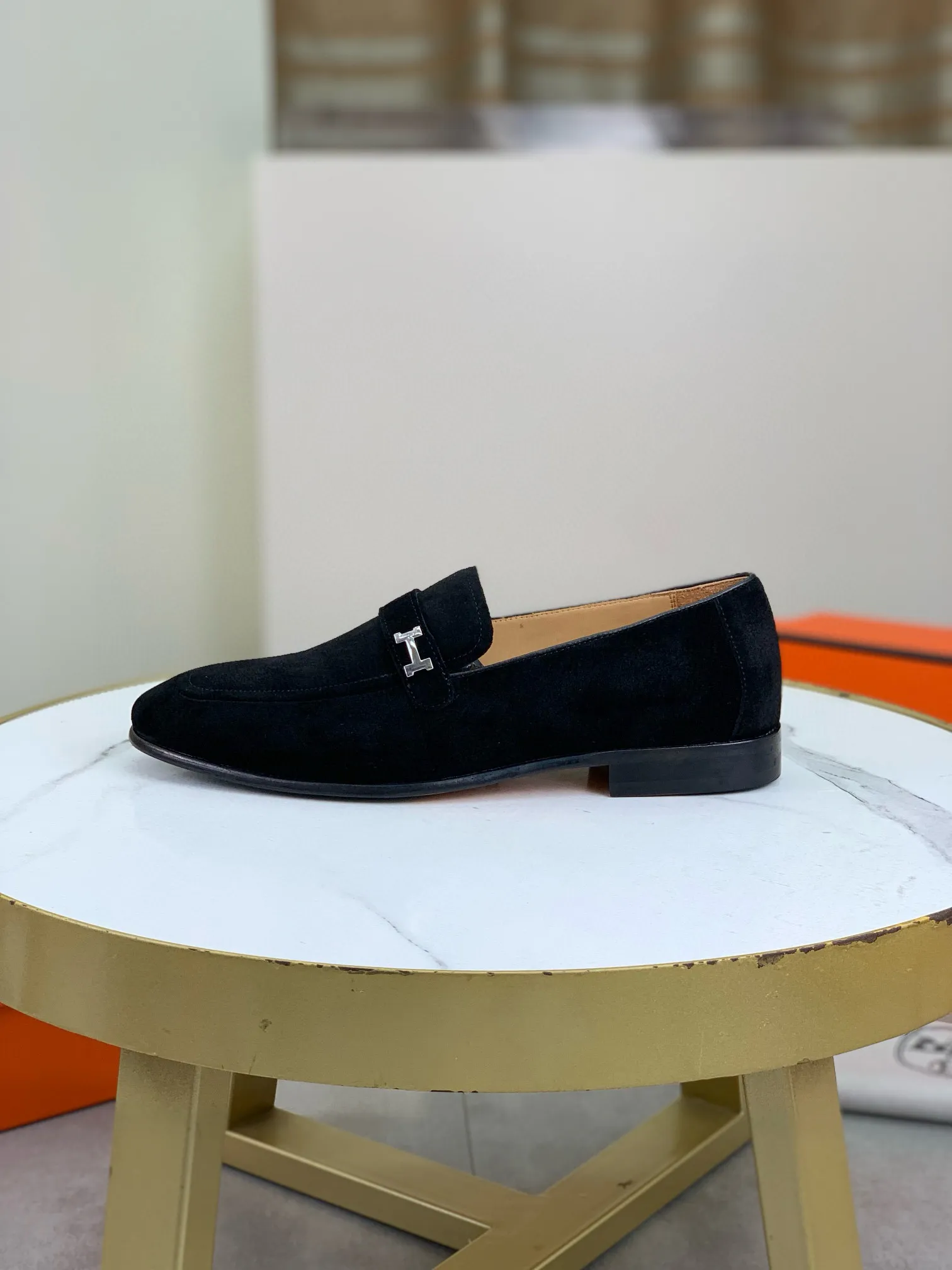 Factory price P960 💰Top version 💎💎💎 Original leather outsole Brand: Hermès (Hermès) Standard code: Men's size 39-44 (38, 45 can be customized) Grade: Same as the official website Original quality materials: Original soft calfskin Water-dyed cowhide lining Original Italian leather outsole Style categories: Men's fashion Formal casual leather shoes Slip-on men's shoes series Young fashion European and American trends, British style, colors: multiple options, counter packaging